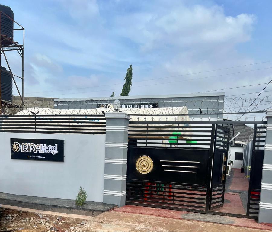 MamaBira Hotels的一座黑白的建筑,设有大门