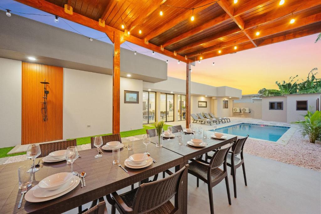 Ảnh trong thư viện ảnh của Aruba Escape Spacious 5BR Villa for 12 by Bocobay ở Oranjestad