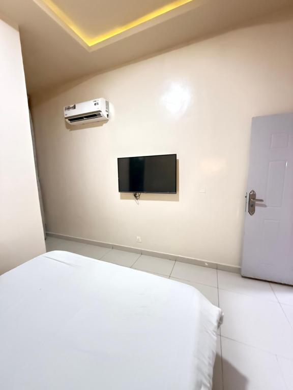 TV/trung tâm giải trí tại Luxe 4bedroom duplex with pool in lekki