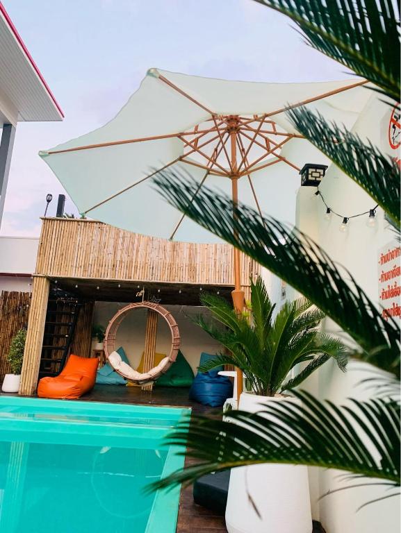 格兰岛HappyDaysVilla的一座房子旁带遮阳伞的游泳池
