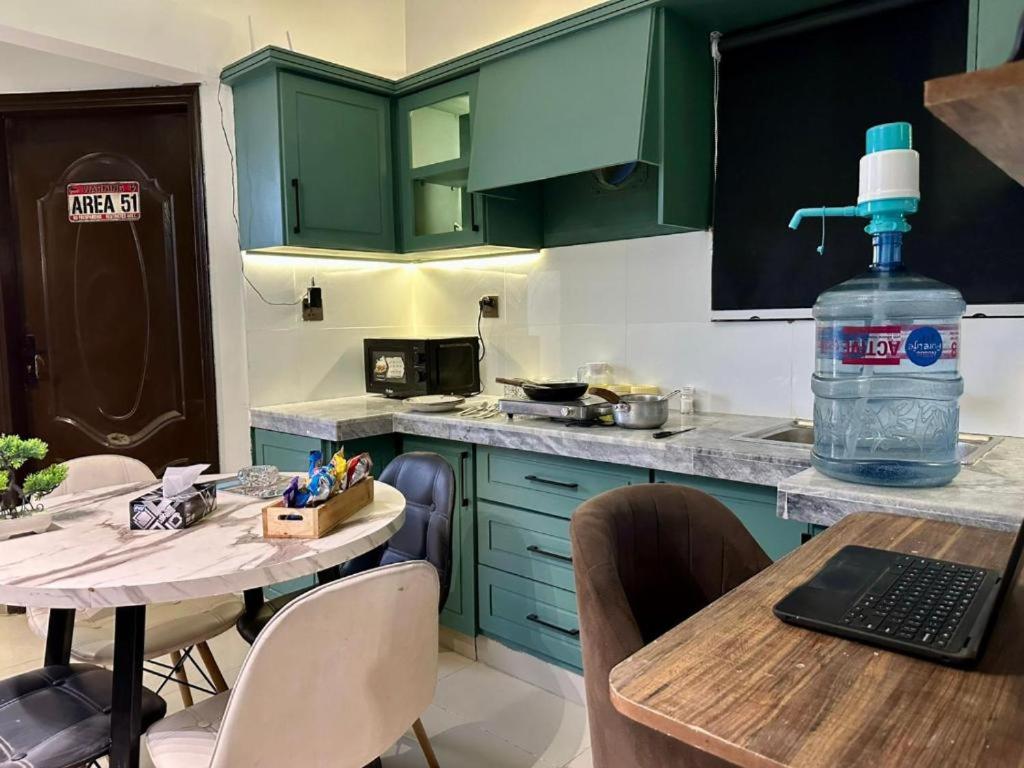 Kuchyň nebo kuchyňský kout v ubytování Exclusive VIP 1 Bedroom Apartment in DHA Phase 6 By Virani