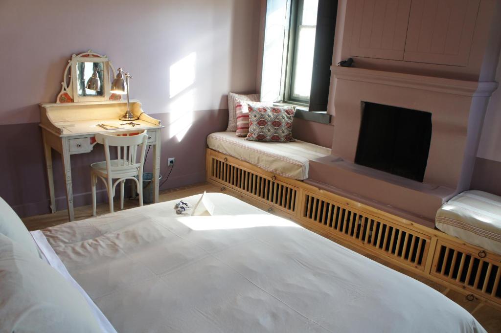 A bed or beds in a room at "Apeiros Chora" Hotel, Zagori
