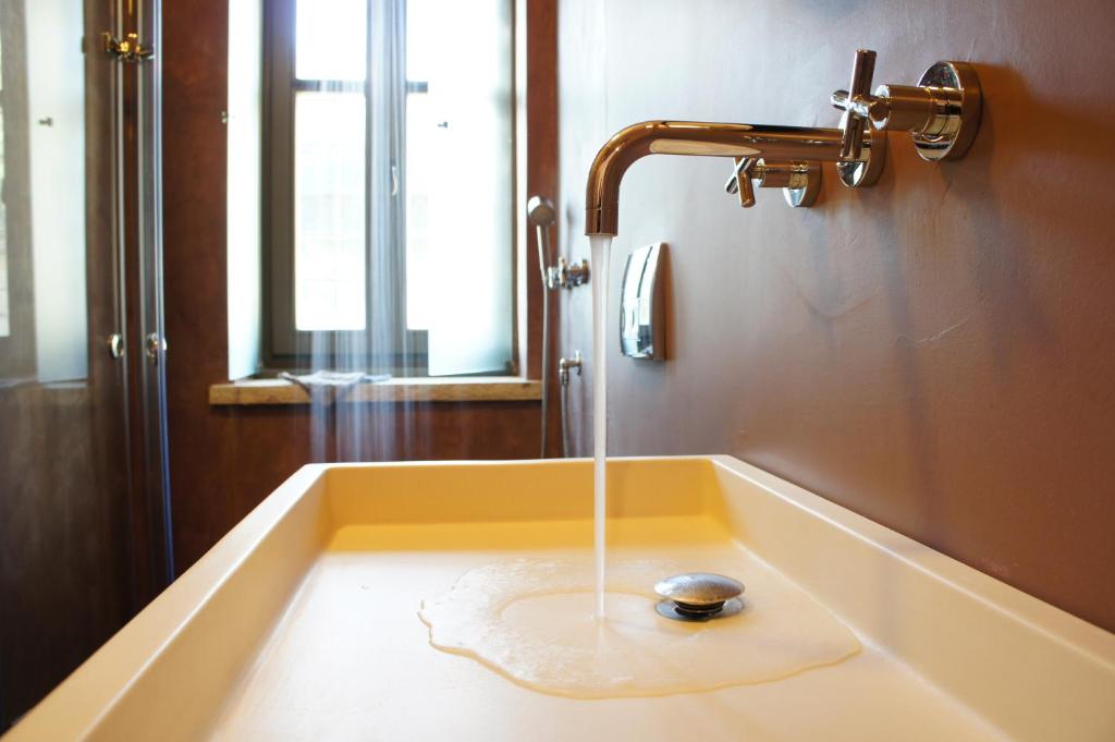 A bathroom at "Apeiros Chora" Hotel, Zagori