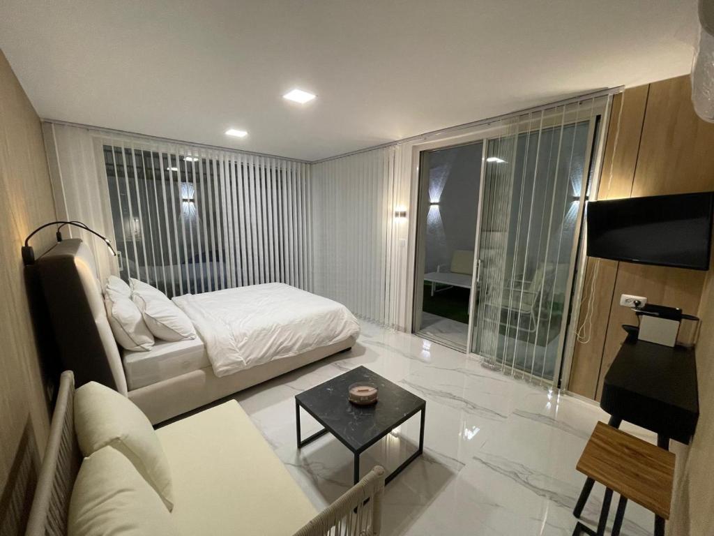 TV a/nebo společenská místnost v ubytování יחידת נופש בוילה עם בריכה מחוממת