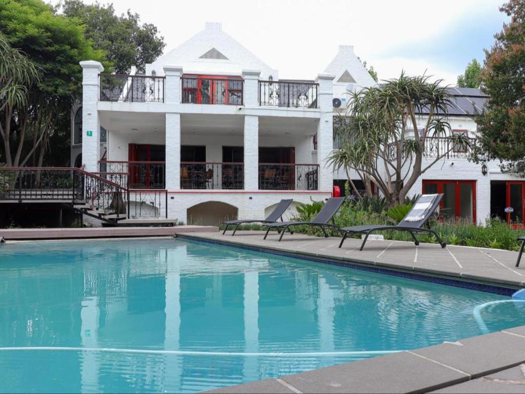 Hồ bơi trong/gần Inhle Executive Suites