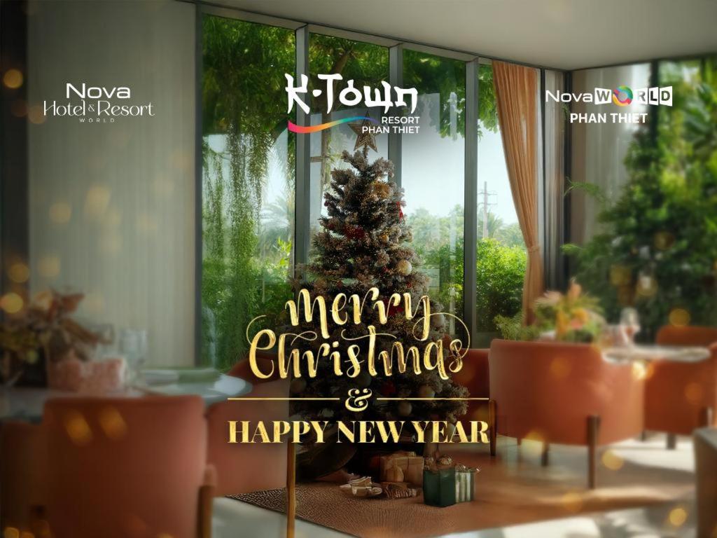 een bord met de tekst 'Vrolijk Kerstmis' en een kerstboom bij K-Town Resort Phan Thiet in Phan Thiet