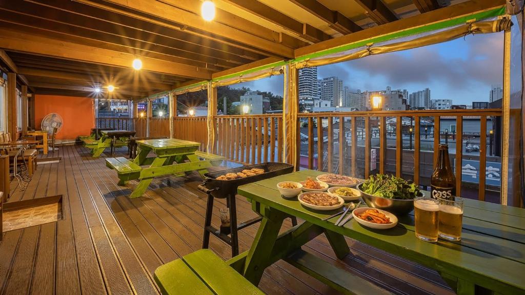 En balkon eller terrasse på Sokcho World Pet-Friendly (Paid) Pension