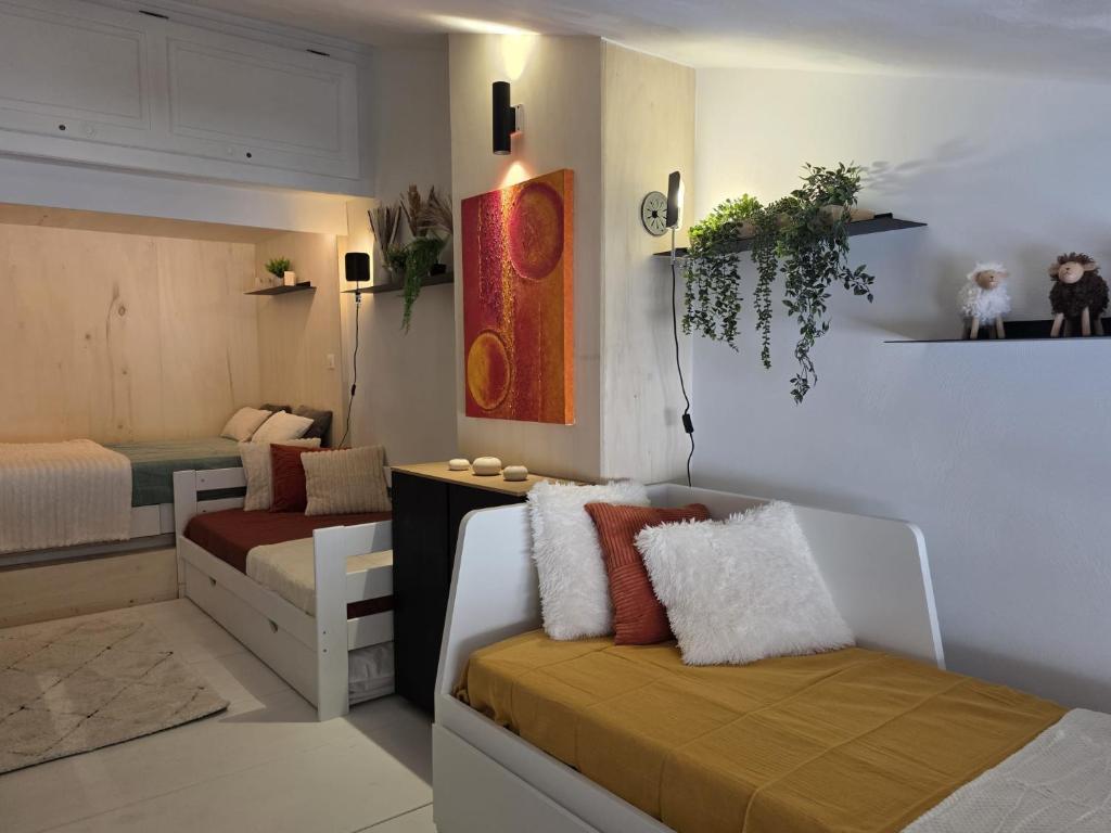 ein kleines Schlafzimmer mit zwei Betten und einem Schreibtisch in der Unterkunft Arcs 1800: 5/6 people Ski Studio view Mont Blanc in Arc 1800