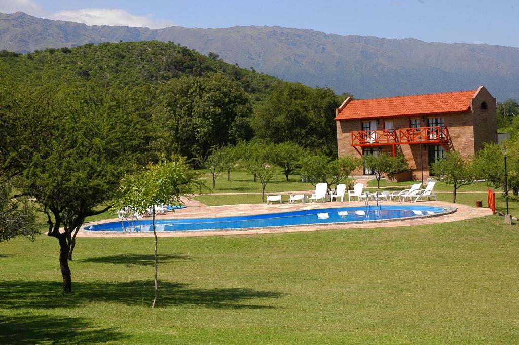 una piscina frente a una casa con montaña en Campo Las Tinajas en Merlo