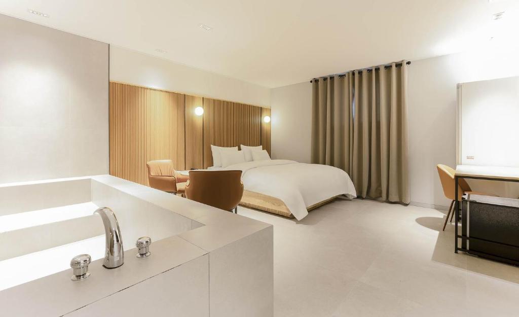 a hotel room with a bed and a bathroom at 호텔인카페 파주금촌점 in P'aju