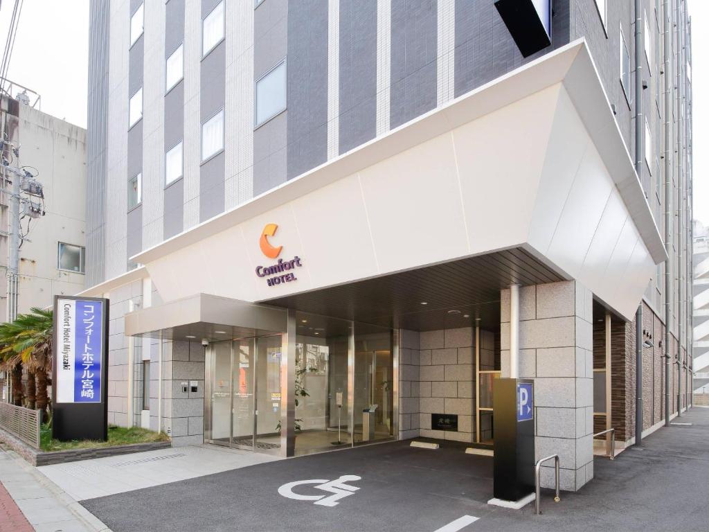 Una vista exterior de un edificio con una tienda de Apple. en Comfort Hotel Miyazaki, en Miyazaki