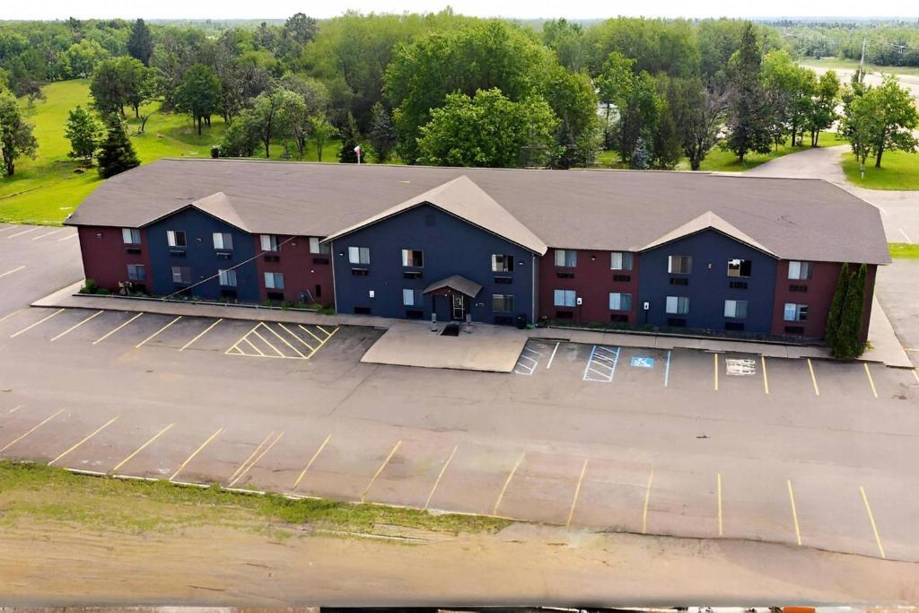 een luchtzicht op een gebouw met een parkeerplaats bij Rodeway Inn Hibbing in Hibbing