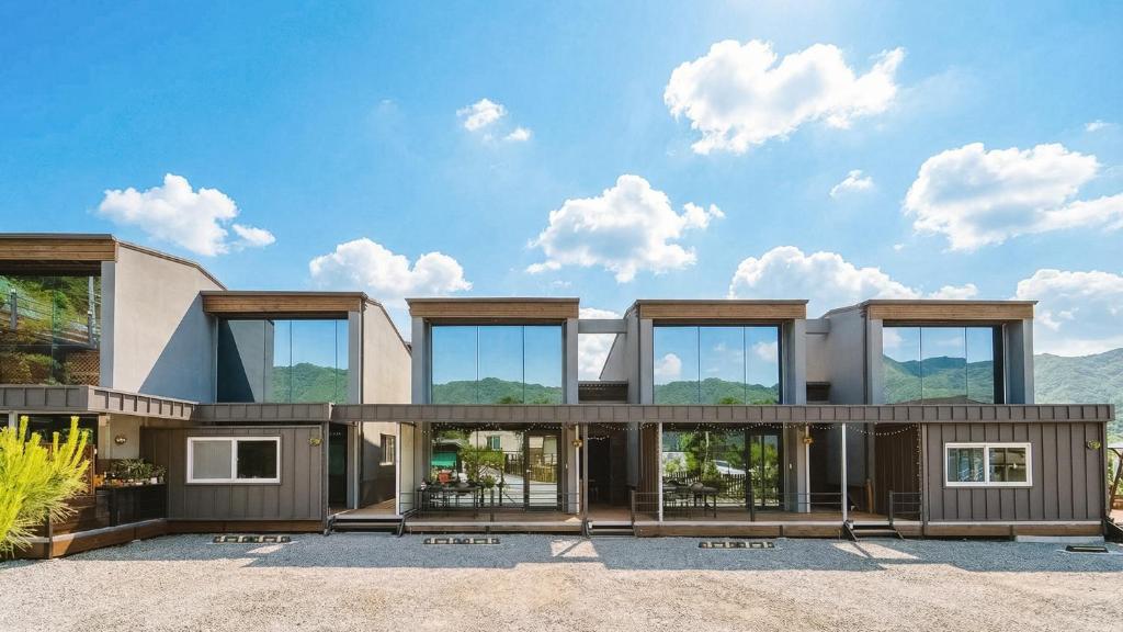 una rappresentazione di una casa con ampie finestre di Gapyeong Gently Pension a Gapyeong