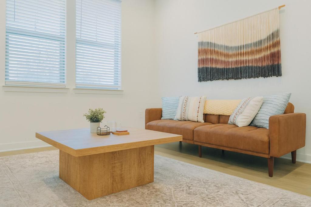 Et opholdsområde på Worker Friendly KINGbed Washer Dryer A plus Location Wifi