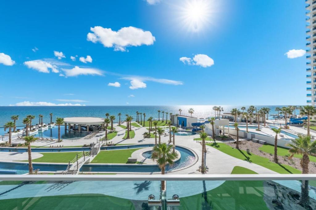 una vista della spiaggia dal balcone di un resort di Encantame Soleil 3rd Floor R-303 2BR Sleeps 8 a Playa Encanto