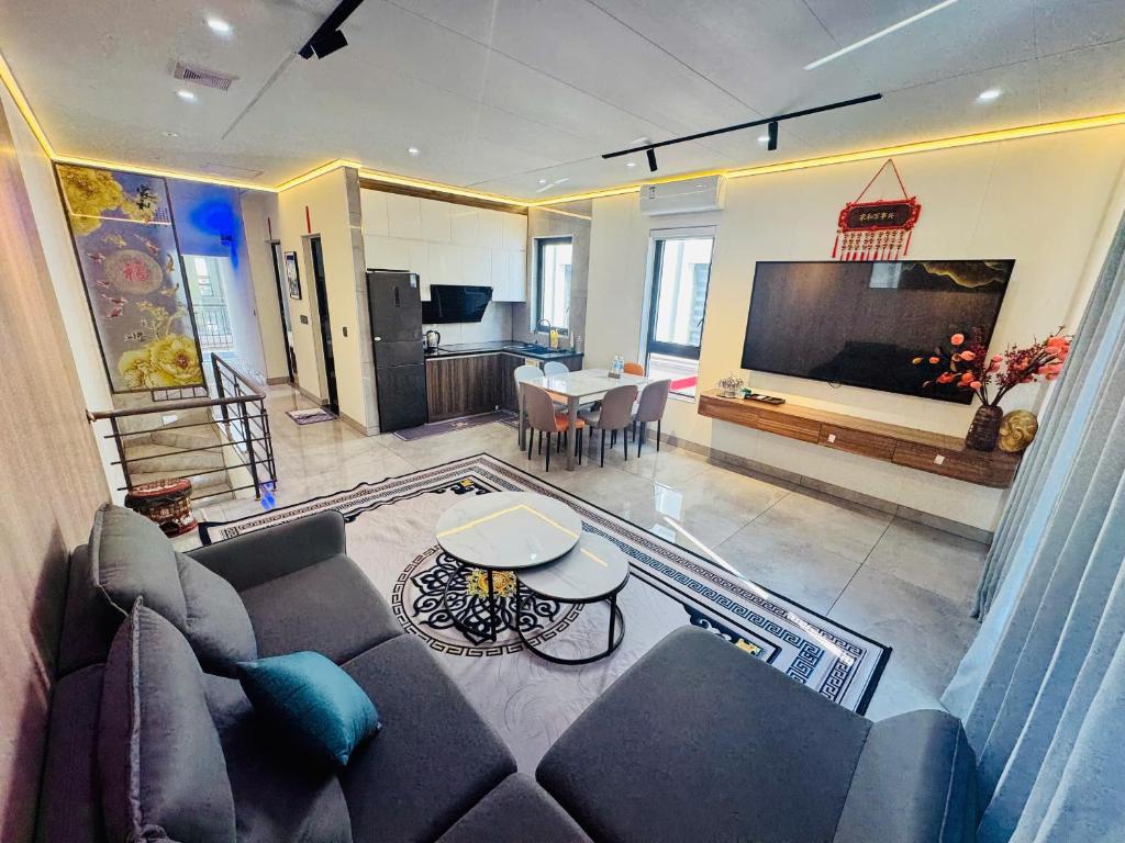 a living room with a couch and a table at Homestay Lion in San Cap
