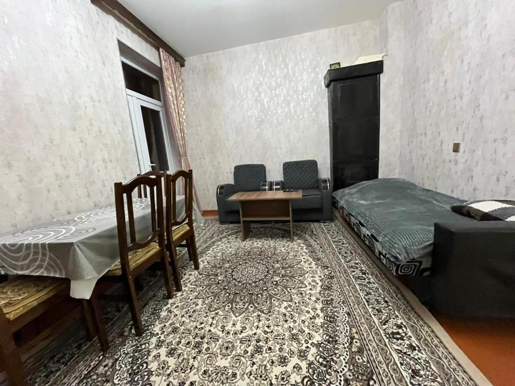 une chambre avec un lit, une table et des chaises dans l'établissement Free Pick up service Airport Apartment, à Bina