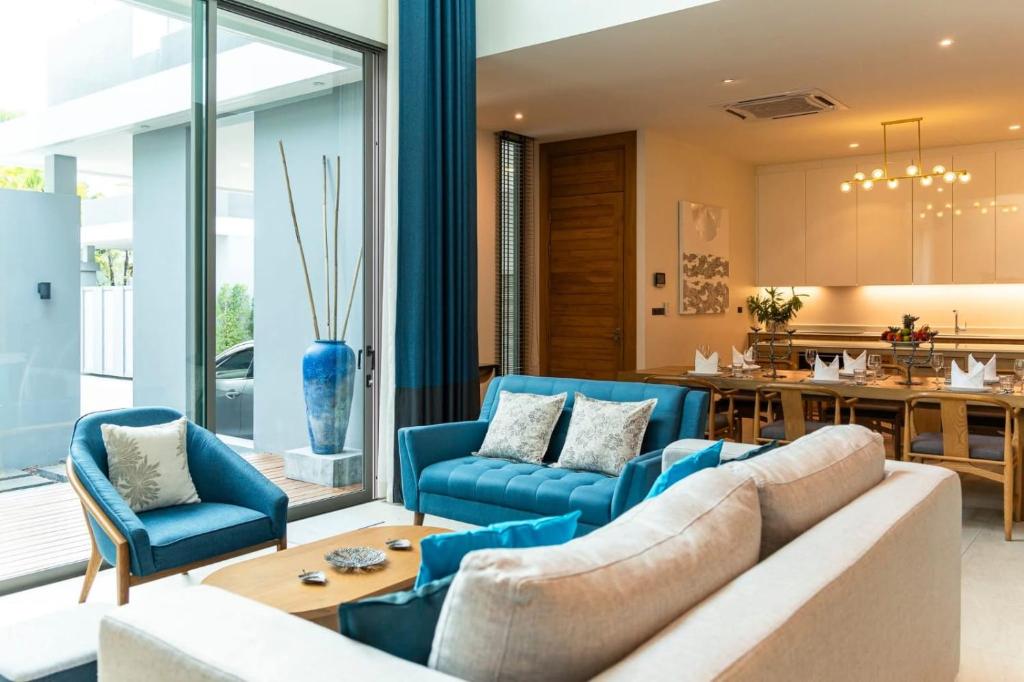 Et opholdsområde på Luxury Teak 4BR Private Pool Villa in Bang Tao