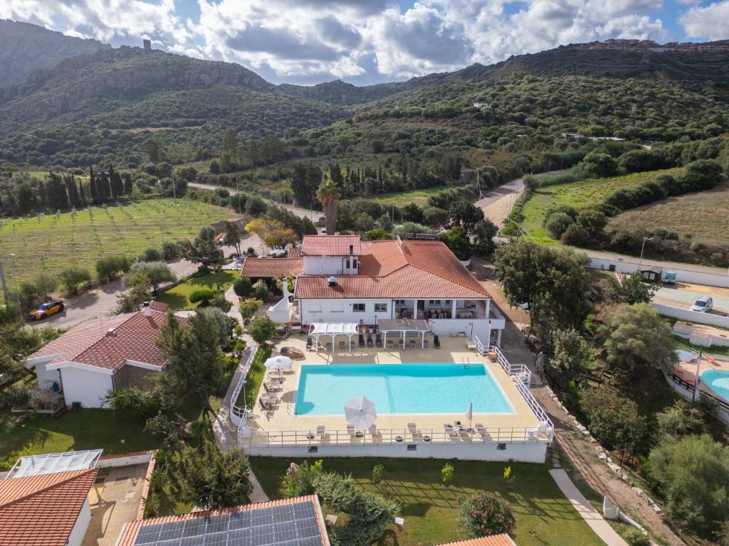 vue aérienne d'une maison avec piscine dans l'établissement Hotel Montiruju, à Santa Maria