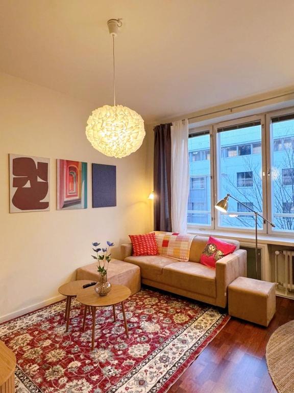 ein Wohnzimmer mit Sofa und Tisch in der Unterkunft Special price offer runs till 31st Dec 2025 in Helsinki