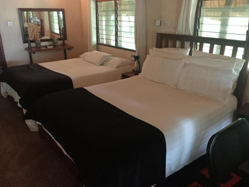 Postel nebo postele na pokoji v ubytování Chalet along Zambezi River with Swimming Pool & WiFi & Safari & Boat Cruise