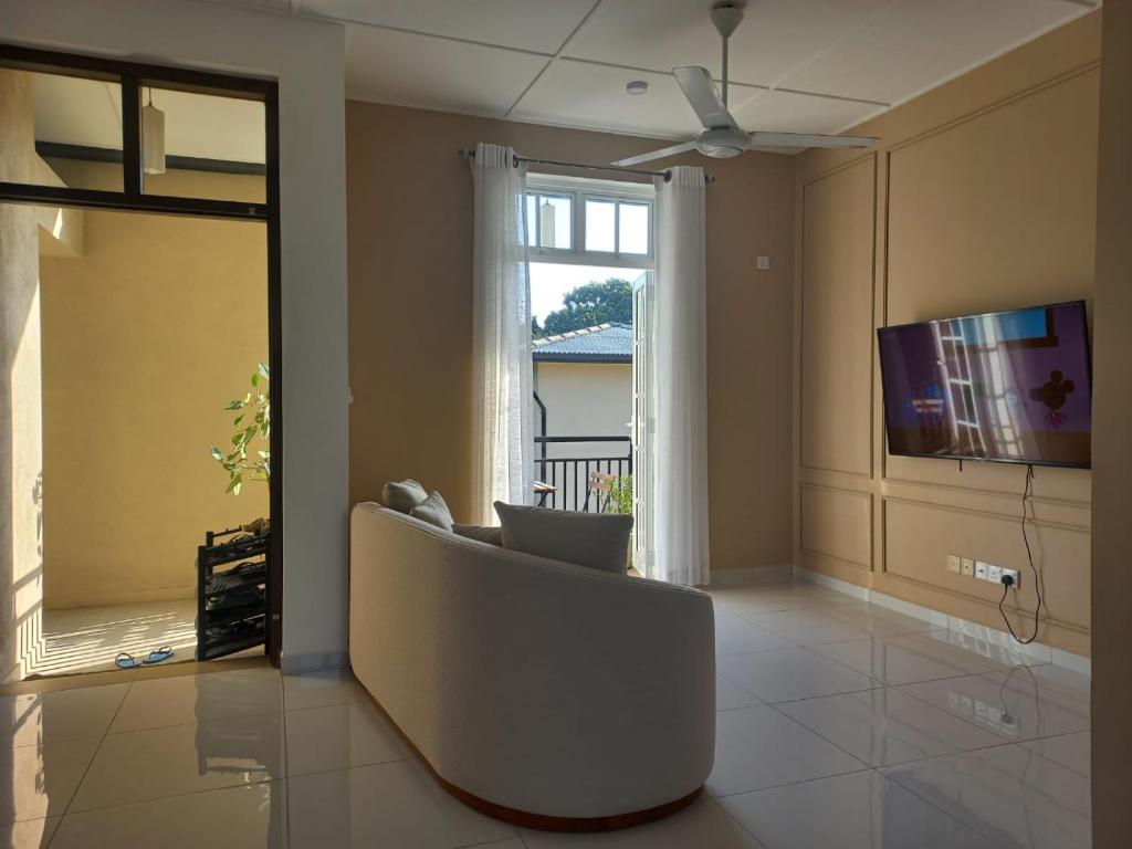 TV/trung tâm giải trí tại COZY Two BEDROOM APARTMENT- YAKKALA