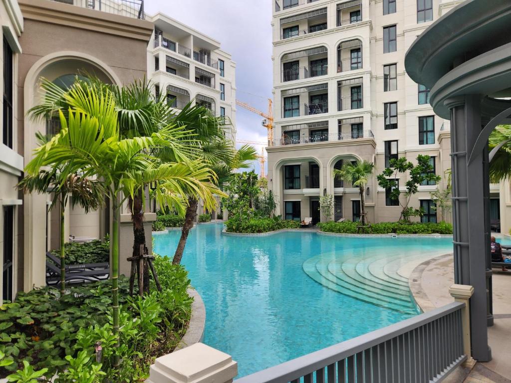 een zwembad in het midden van twee gebouwen bij WEG Title Legendary in Bang Tao Beach