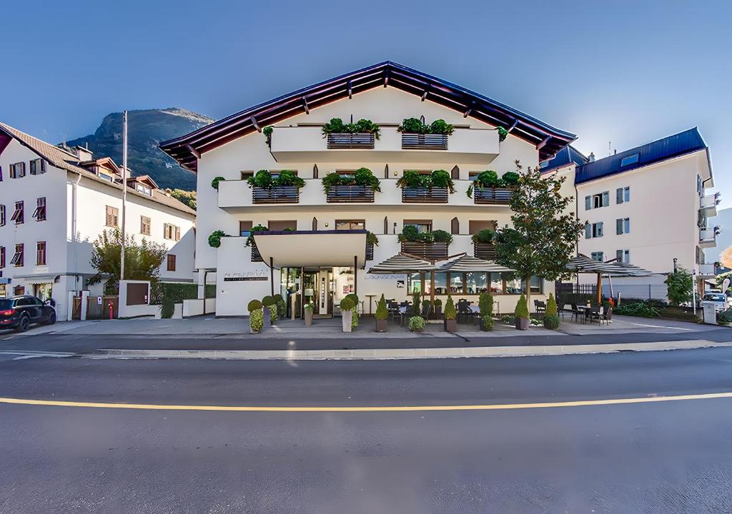 Col di VillaResidence Alpenrose的一座摆满盆栽的白色大楼