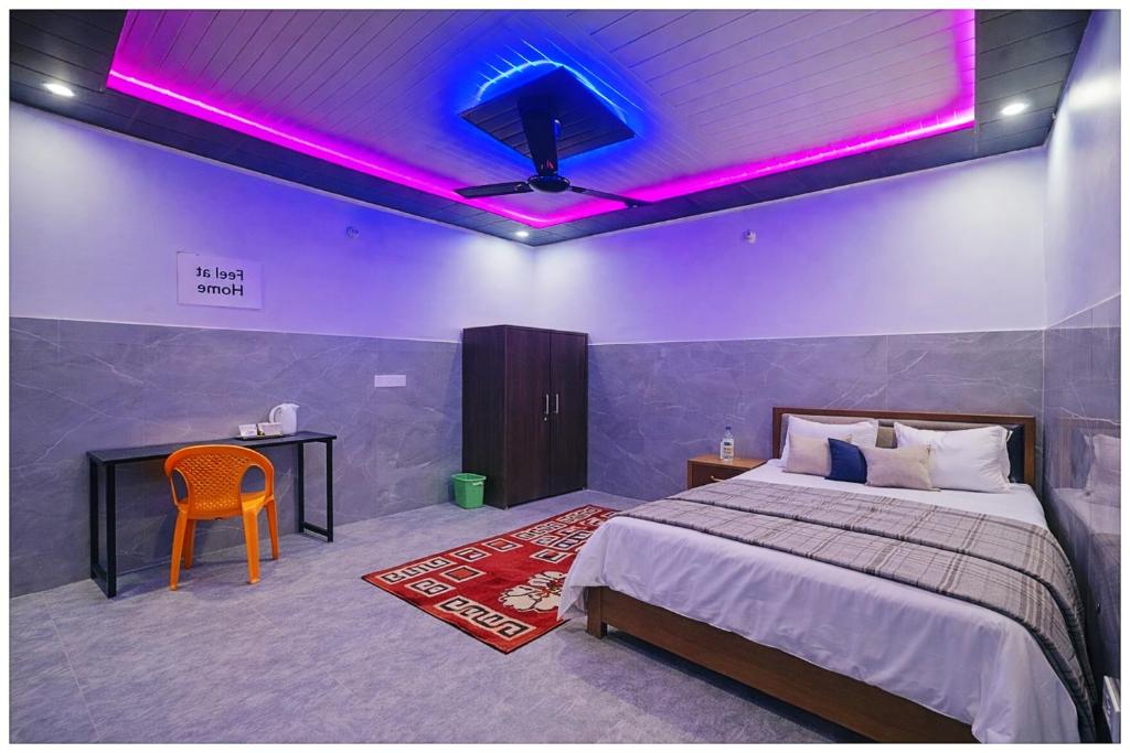 Postel nebo postele na pokoji v ubytování Hotel Raj Milan Premium Near Shree Ram Janam Bhoomi Temple # Free Wi-Fi & Parking# Restaurant - Facility - Fully Air conditioning Premium Room- Best Hotel In Ayodhya