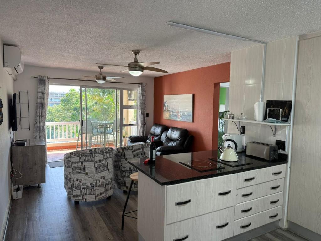 eine Küche mit einer Kücheninsel und ein Wohnzimmer in der Unterkunft 230 Laguna La Crete in Margate