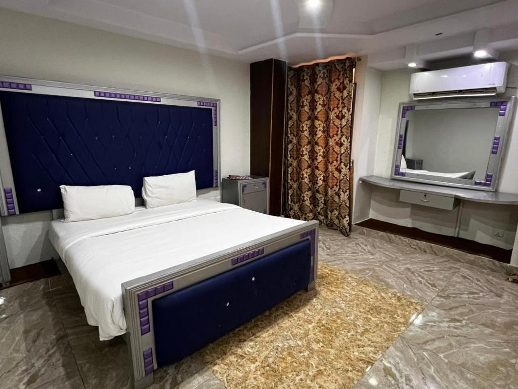 Postel nebo postele na pokoji v ubytování Royal Blue Hotel