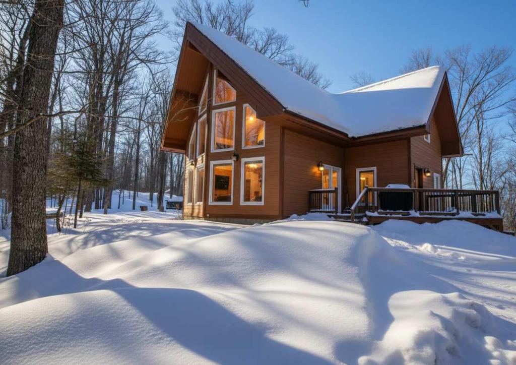 een huis in de sneeuw met sneeuw bedekt bij Chalet AYUR - SPA et nature in La Minerve