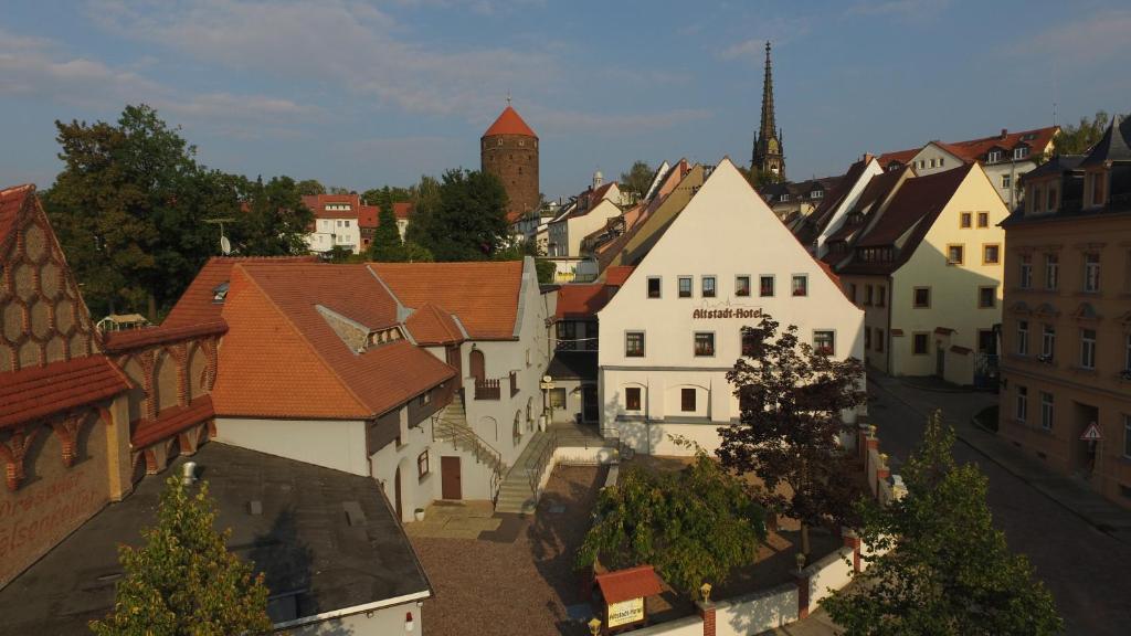 eine Luftansicht einer Stadt mit weißen Gebäuden in der Unterkunft Altstadt-Hotel in Freiberg