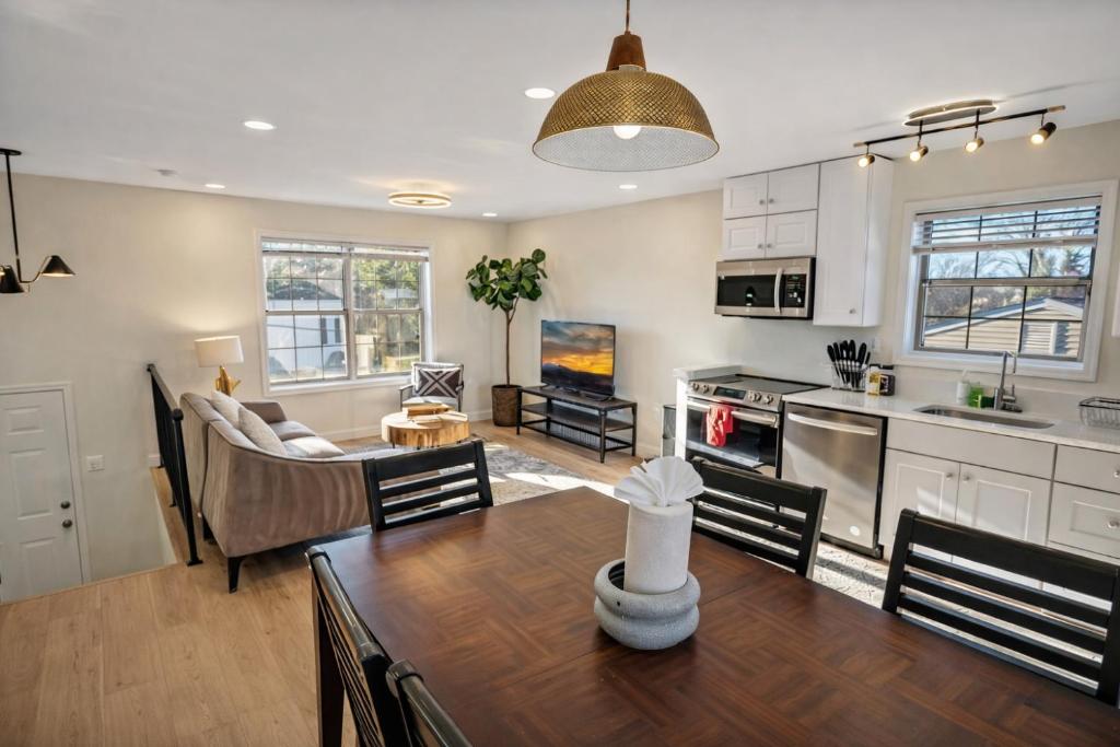 une cuisine et un salon avec une table et une salle à manger dans l'établissement Warm and Bright Home, Metro 1 Min Walk, à Capitol Heights
