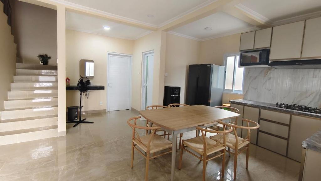 Küche/Küchenzeile in der Unterkunft Villa Dalia Puncak H11-11