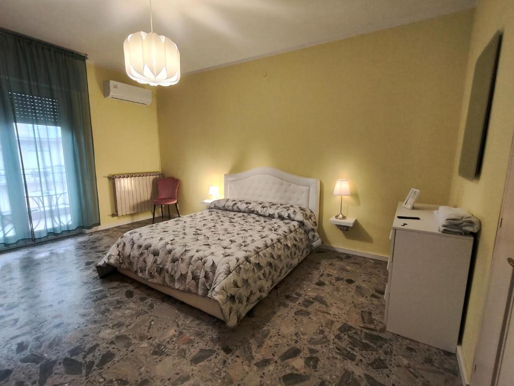 ein Schlafzimmer mit einem Bett und einem Tisch und zwei Lampen in der Unterkunft Attico Stadio in Pescara