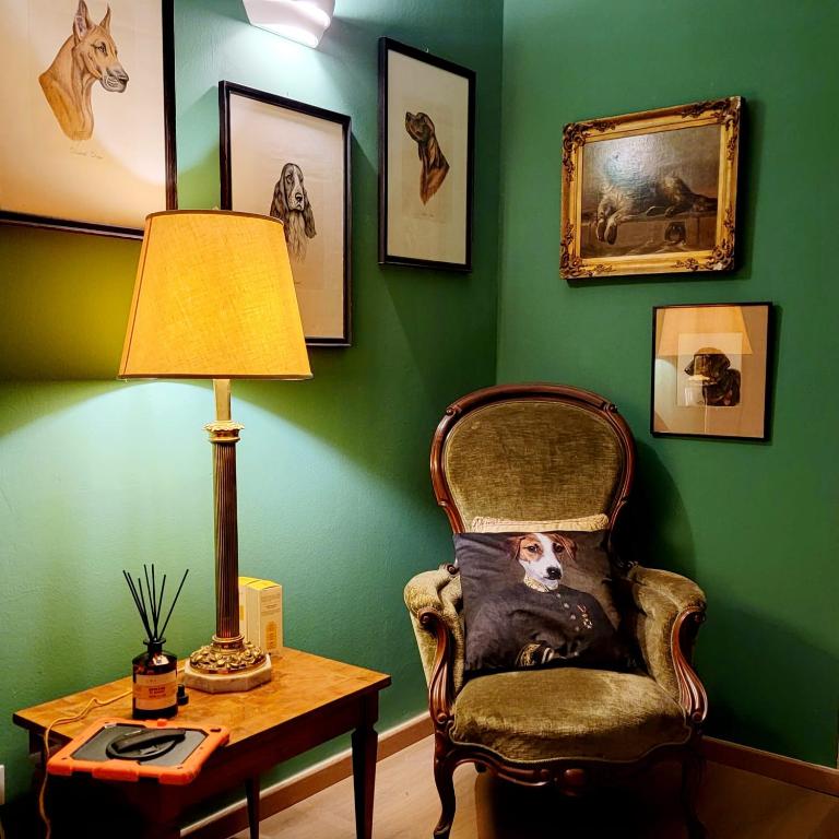 ein Hund auf einem Stuhl neben einem Tisch in der Unterkunft La Dimora di Luca in Bientina