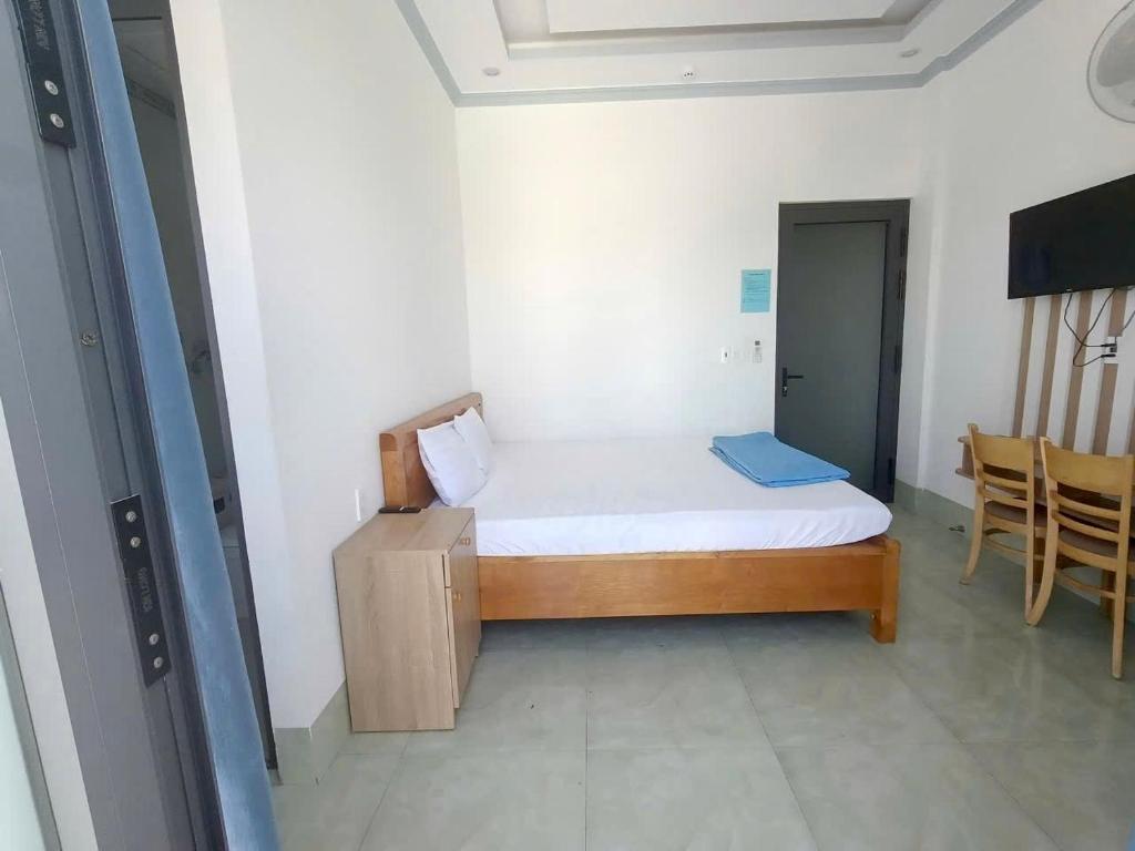 En eller flere senge i et værelse på Khách sạn Đạt Tiến Quân