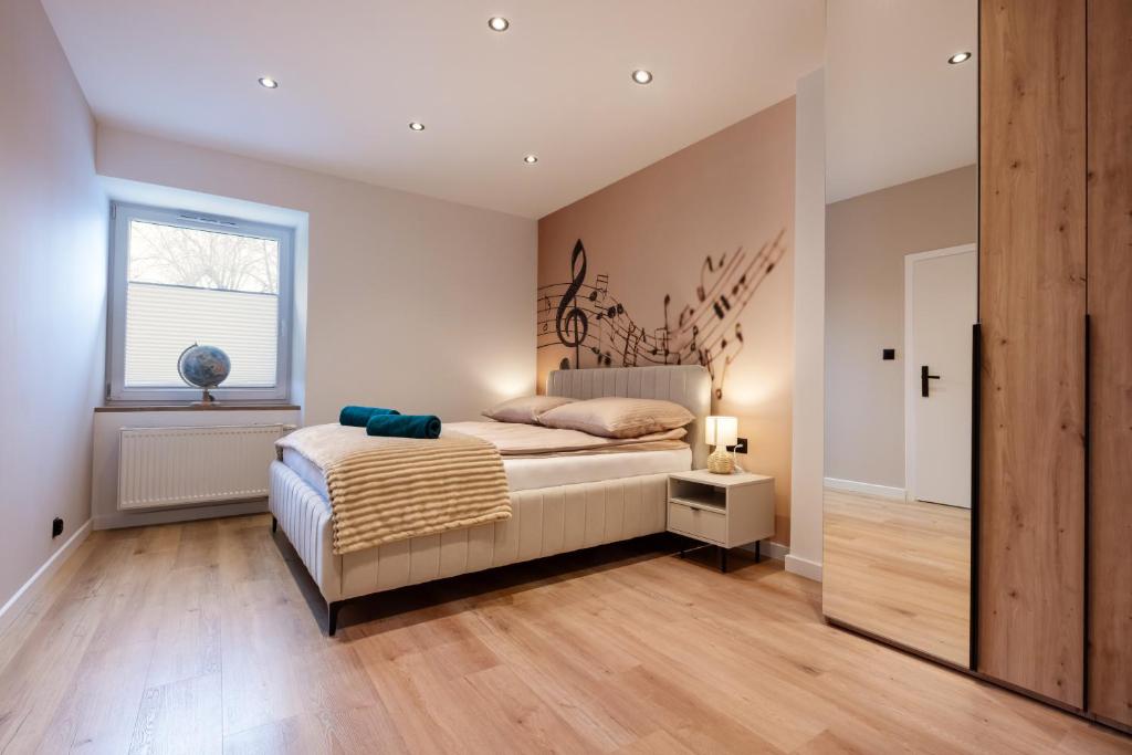 una camera da letto con un letto grande e una finestra di Apartamenty Moniuszki 4 a Bielsko-Biała