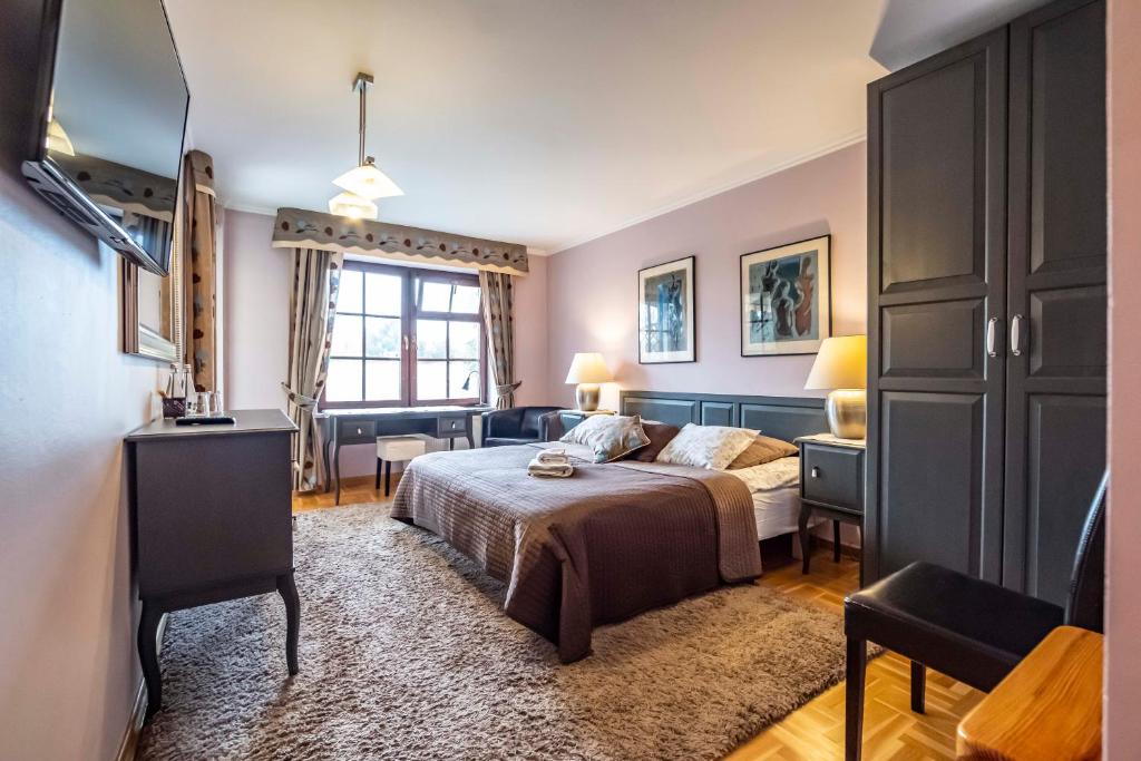 a bedroom with a bed and a desk at Wawabed Bed & Breakfast hotel butikowy in Warsaw