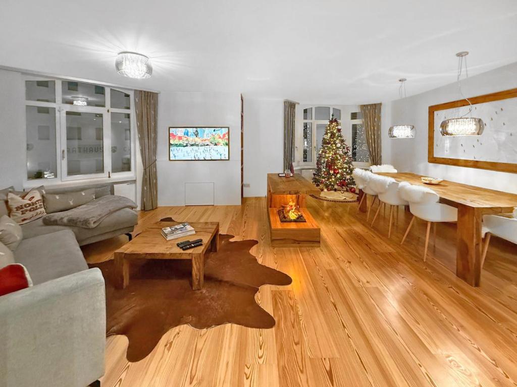een woonkamer met een kerstboom erin bij Lusso nel cuore di Sankt Moritz in St. Moritz