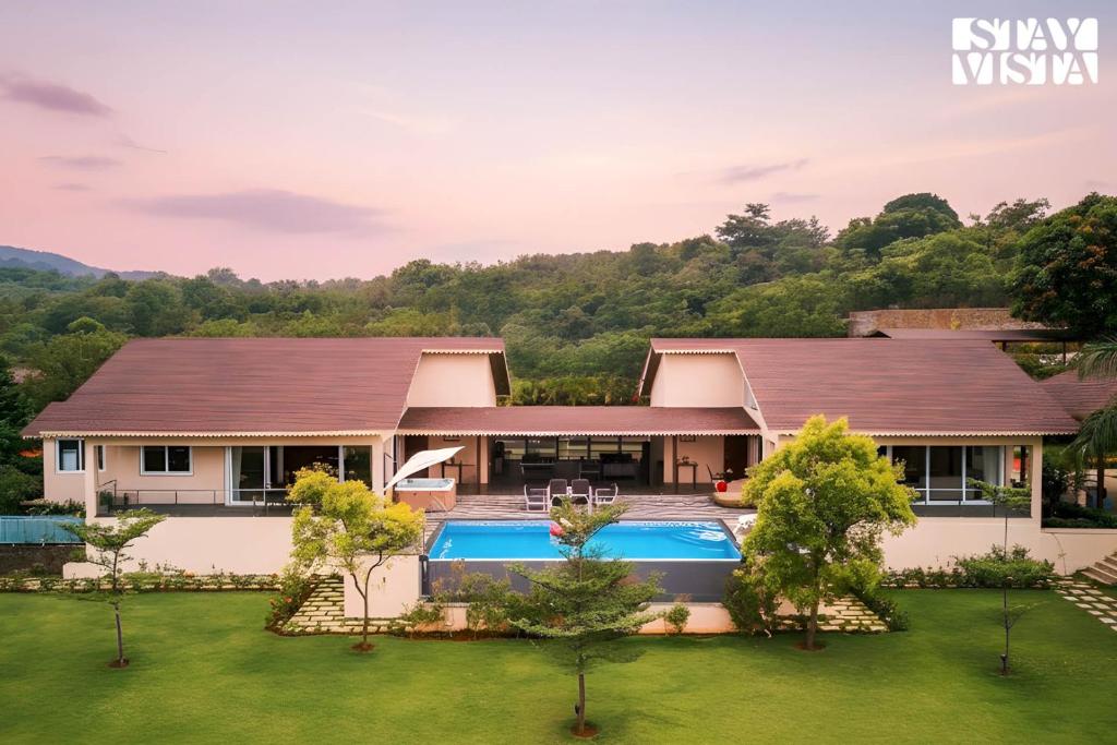 Bazén v ubytování StayVista's The Tavern At Canary Farms - Mountain-View Luxury Mansion with Infinity Pool & Games Zone nebo v jeho okolí