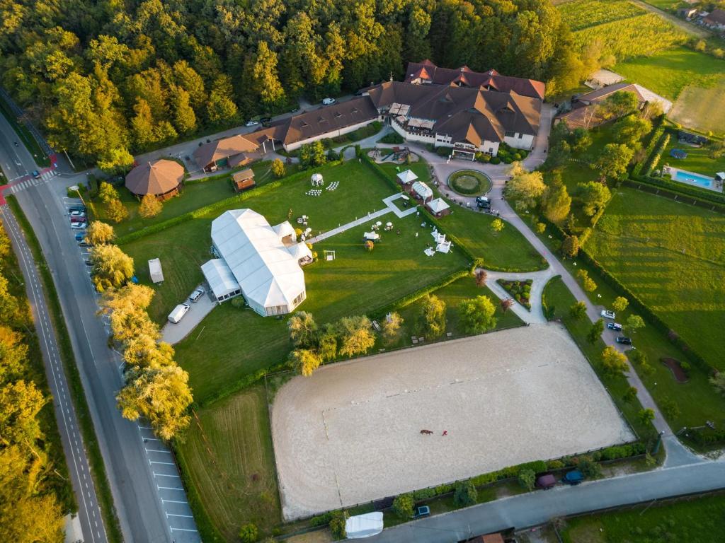 Vaade majutusasutusele Guesthouse Trajbar Team linnulennult