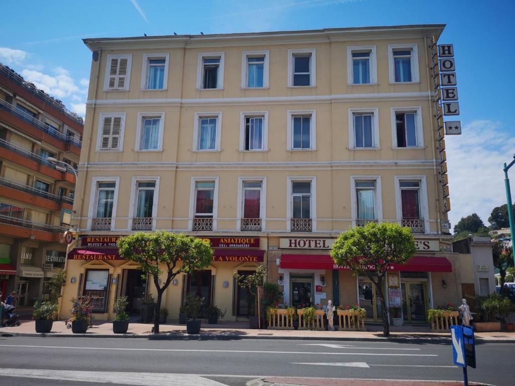 Tòa nhà nơi khách sạn tọa lạc