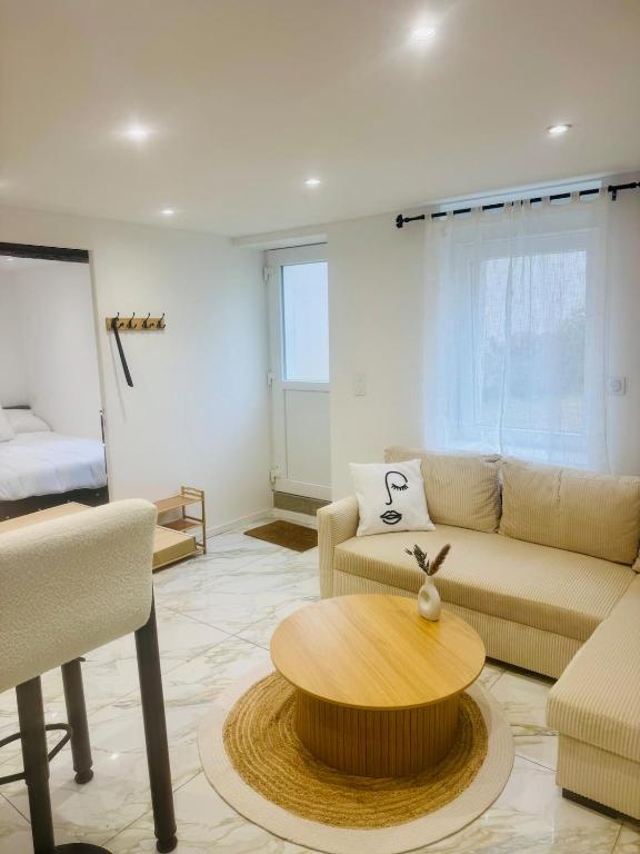 Posezení v ubytování Wihi-Loges - Appartement grand studio, calme, centre ville de Nevers