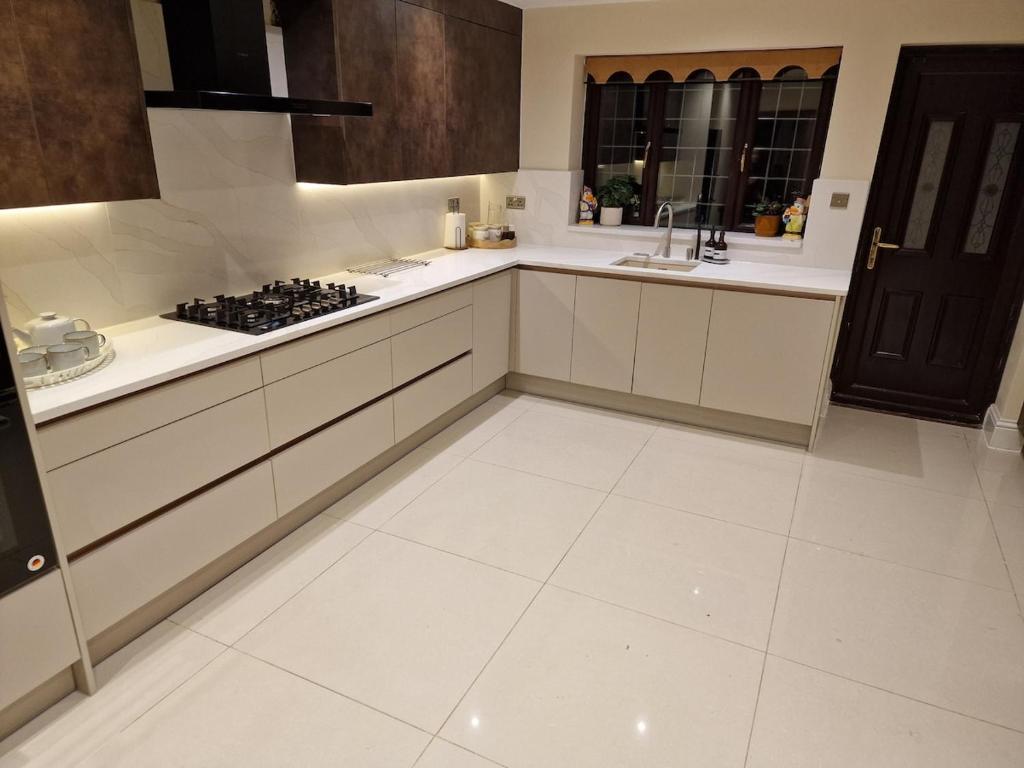 Kuchyň nebo kuchyňský kout v ubytování 4 Bed Ensuite Detached Family Home Near Heathrow Luxury