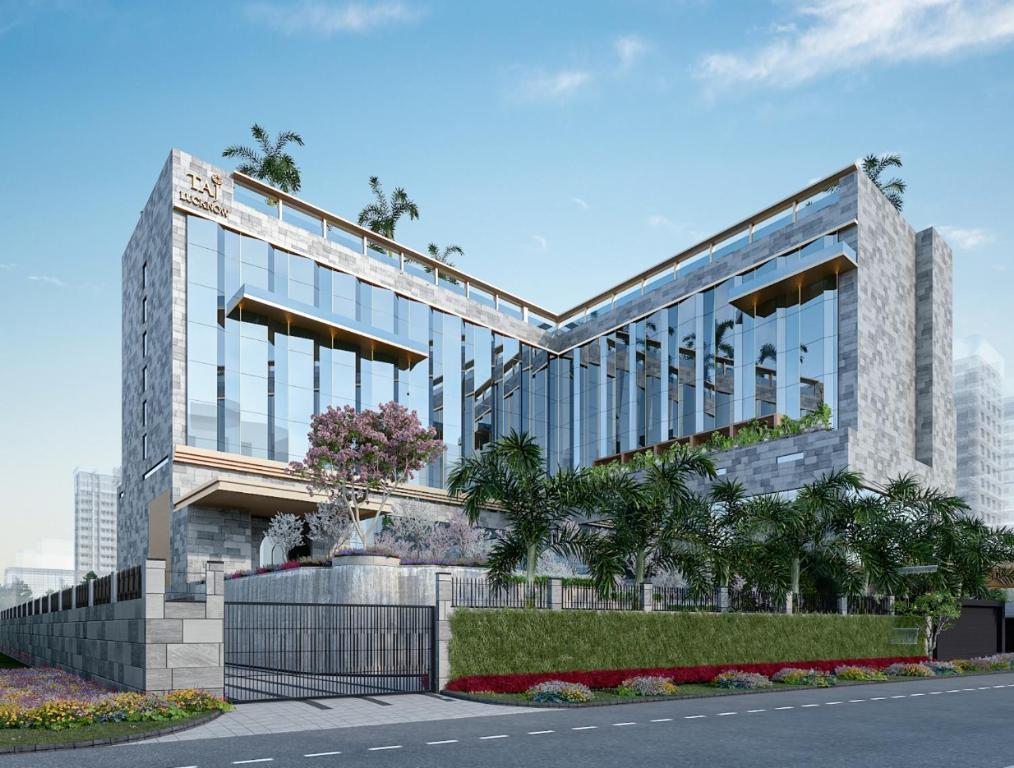 ein Abbild eines Gebäudes mit Palmen davor in der Unterkunft Taj Palace, Lucknow in Lucknow