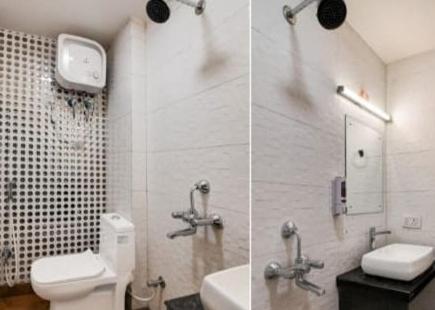 zwei Bilder eines Badezimmers mit Toilette und Waschbecken in der Unterkunft Gokul Residency in kolkata