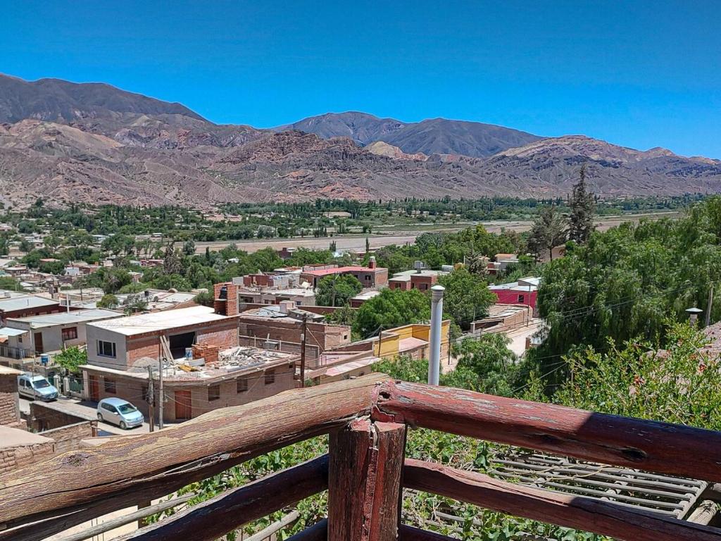 een uitzicht op een stad met bergen op de achtergrond bij Escalera de piedra 2 in Tilcara