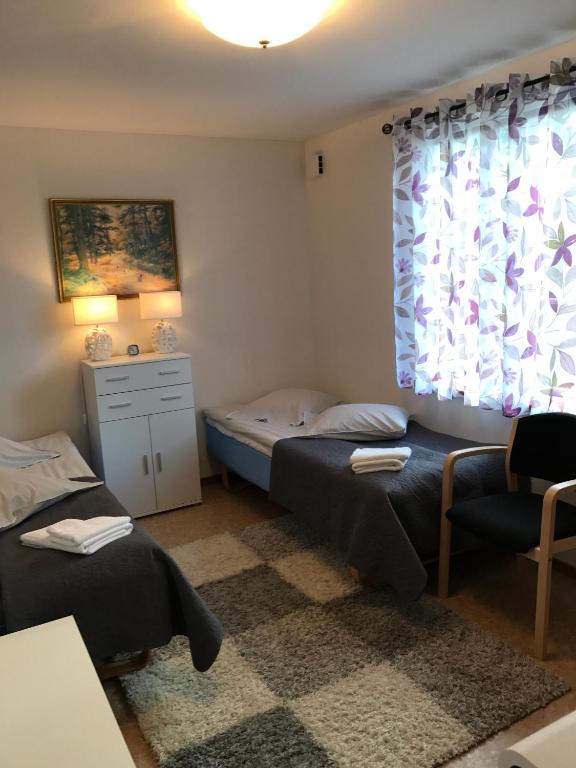 Postel nebo postele na pokoji v ubytování Hedemora Logi